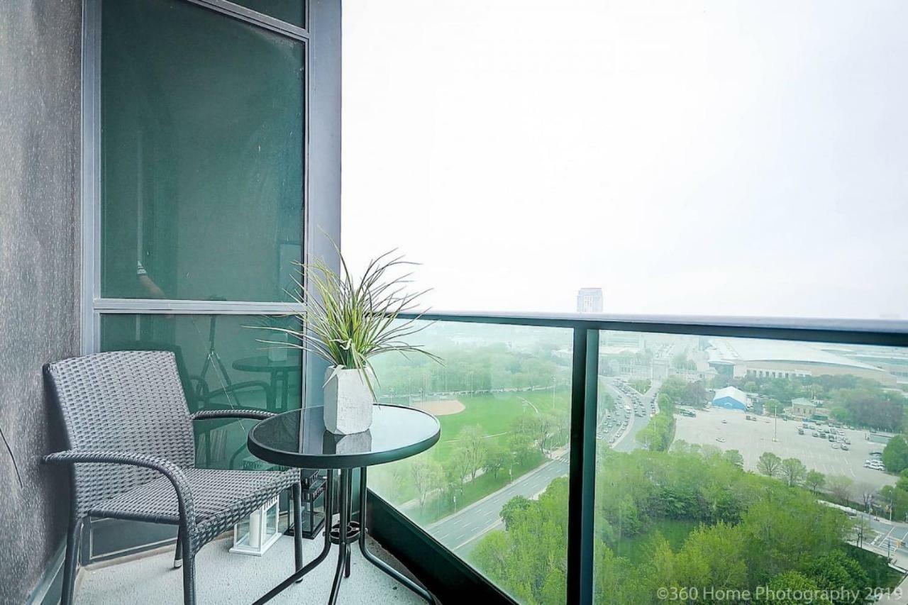 30 Off Lake View Property Heart Of Downtown Toronto Exterior photo
